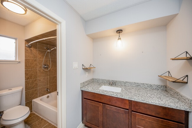 Building Photo - 451 Gentilly Dr