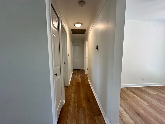 Building Photo - Impeccably Clean Warren Ranch!