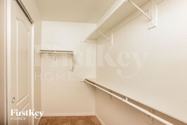 Building Photo - 10550 W Gilmore Ave