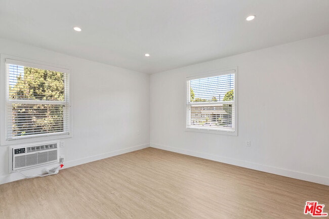 Building Photo - 5454 S San Vicente Blvd