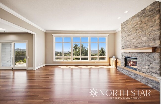 Building Photo - Executive Estate in Atherton Heights with ...