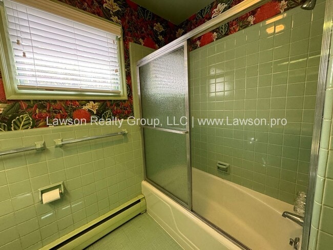 Building Photo - Spacious South Roanoke Home with Lawn Care Included