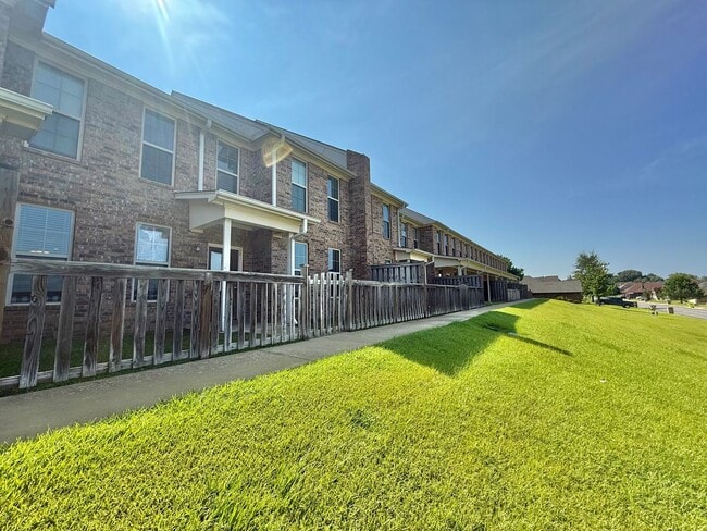 Building Photo - Luxury 3-bed, 2.5-bath!!