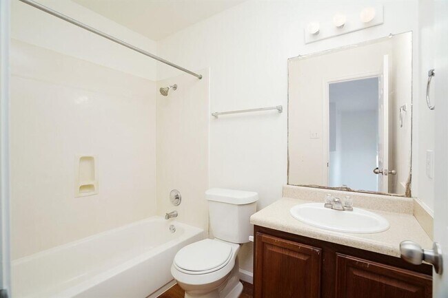 Building Photo - 140 Opal Lake Dr