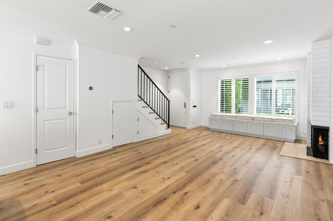 Building Photo - Steps from 17th Street - Beautifully Updated 2 Bed, 2.5 Bath Townhome in Newport Beach