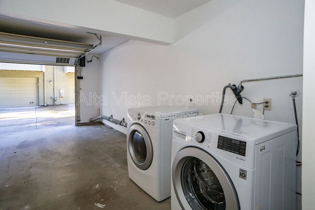 Building Photo - 3211 Caminito Eastbluff