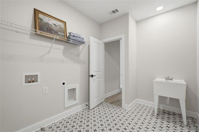 Building Photo - 401 Oakleigh Ave