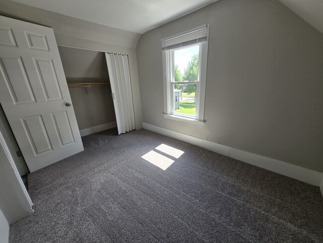 Building Photo - 317 6th Ave N