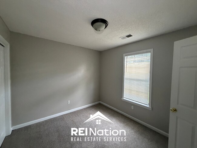 Building Photo - 3BR/1.5BA Memphis Rental with Soaring Ceilings & Functional Galley Kitchen