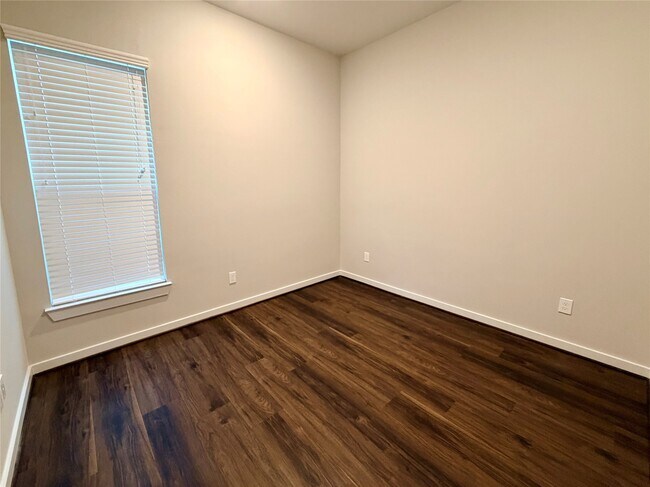 Building Photo - 5815 Fairdale Ln