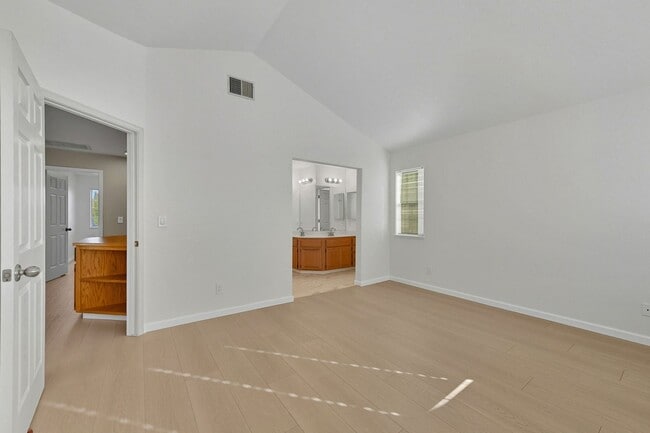 Building Photo - Updated Family Spacious Home w/ Fenced in ...