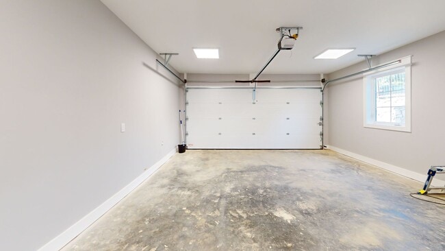 Building Photo - 4BR/4BA Unit #101 in 14 BR Triplex | UTK O...
