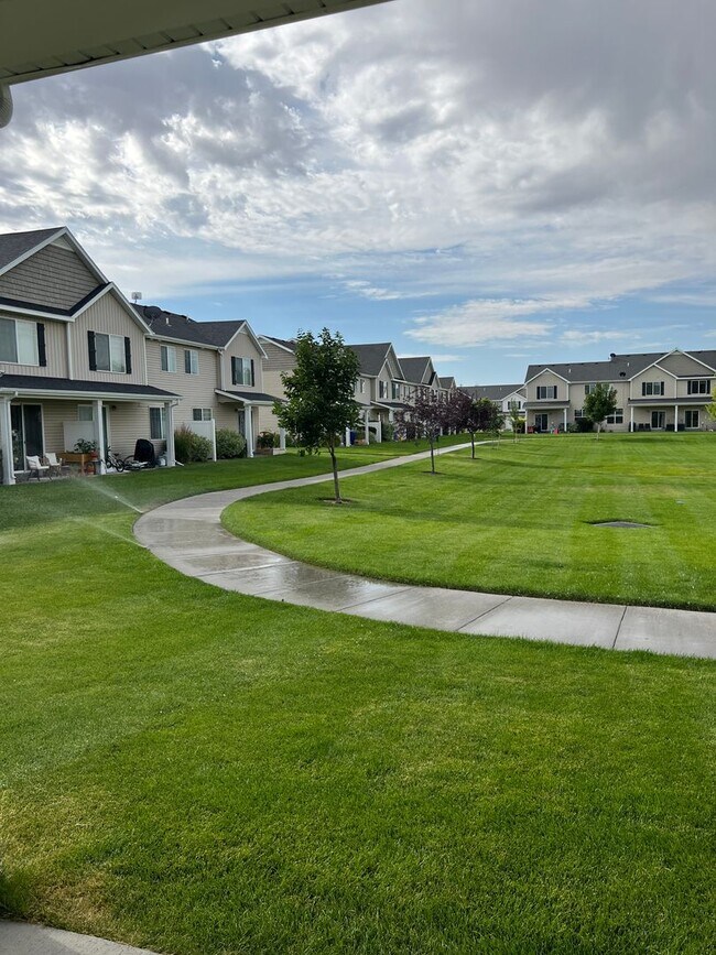 Building Photo - Beautiful 3 Bed, 2.5 Bath Townhome in Summerfield Subdivision | $1,995/month