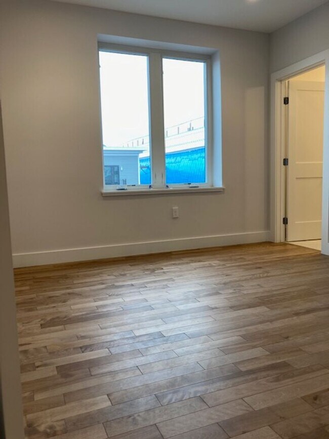 Building Photo - 2BR 2Bth unit. Great location! Easy access to Mass Pike. Laundry IN UNIT!