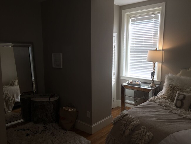 Building Photo - Nicely renovated 1 bed unit with all utili...