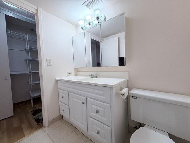 Building Photo - Kahala Towers 3BD/2BA Condo with 1 Parking – Available Now