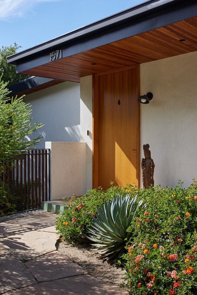 Building Photo - 1571 Wildwood Dr