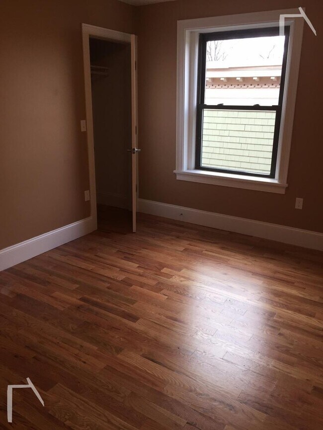 Building Photo - Central Heat/AC, In Unit Washer/Dryer, Close to Longwood, Porch