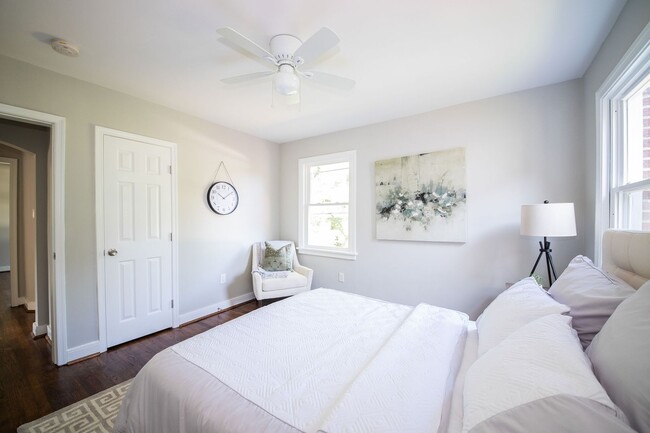 Building Photo - 3 Bedrooms, 2 Bathrooms on Colonial Avenue in Colonial Heights! Must SEE!!!