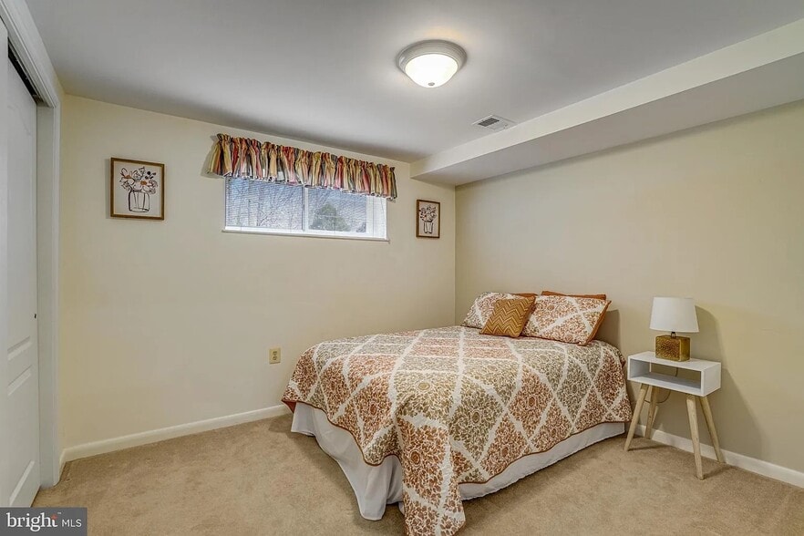 Building Photo - 8651 Cromwell Dr