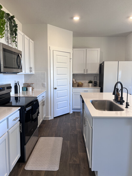 Building Photo - 305 Concho River Dr