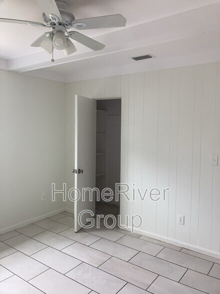 Building Photo - 908 69th Ave W