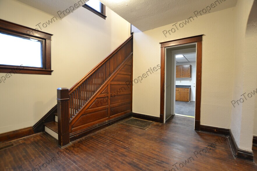 Building Photo - 724 E Washington St