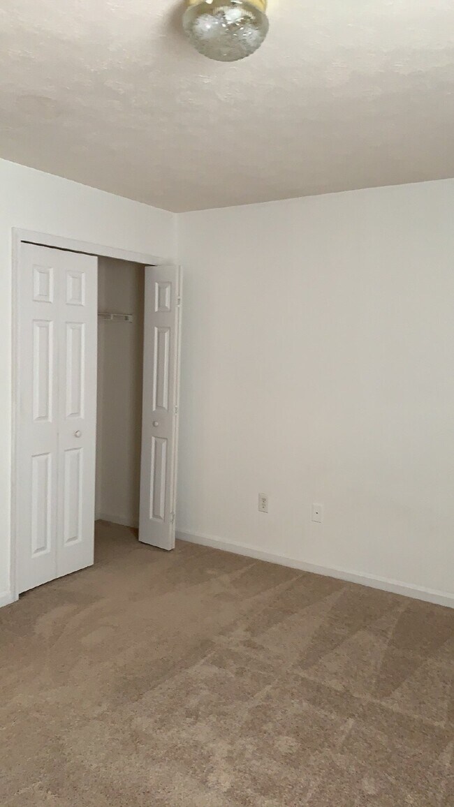 Building Photo - Spacious End Unit Townhome - 3 Bedrooms & ...