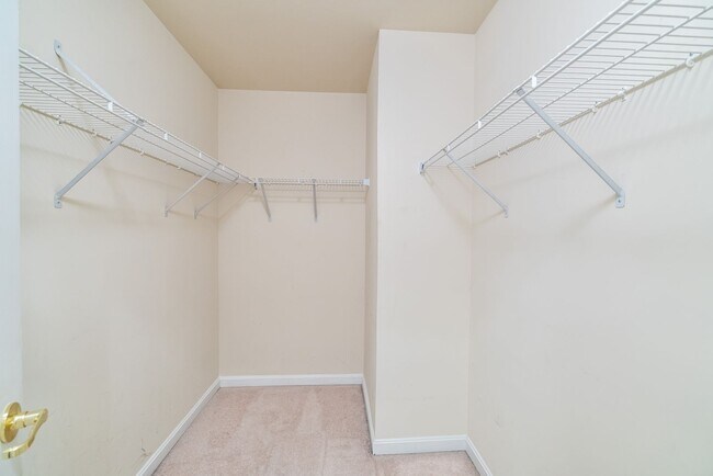 Building Photo - Bright And Spacious 3 Bed 2.5 Bath End-Uni...
