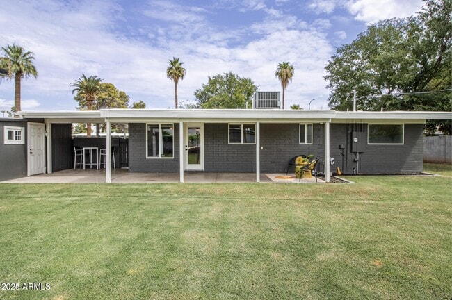 Building Photo - 1509 E Rancho Dr