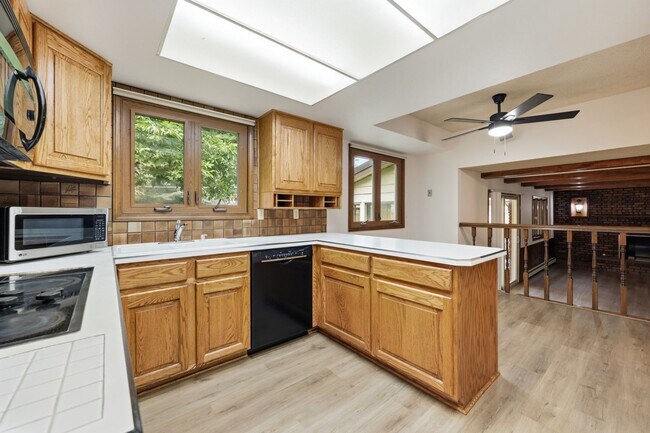 Building Photo - 7573 Lee Dr
