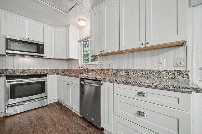 Building Photo - 16932 McKenzie Dr