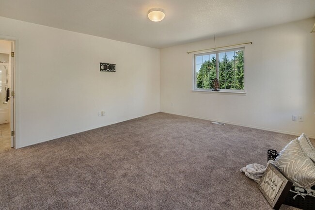 Building Photo - Must see! Spacious 3bd 2bath Ready for Imm...