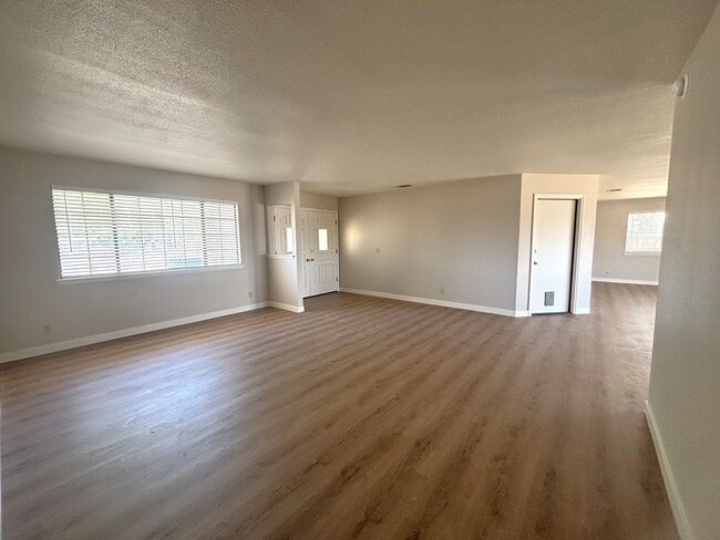 Building Photo - Beautiful House Available Now!!!