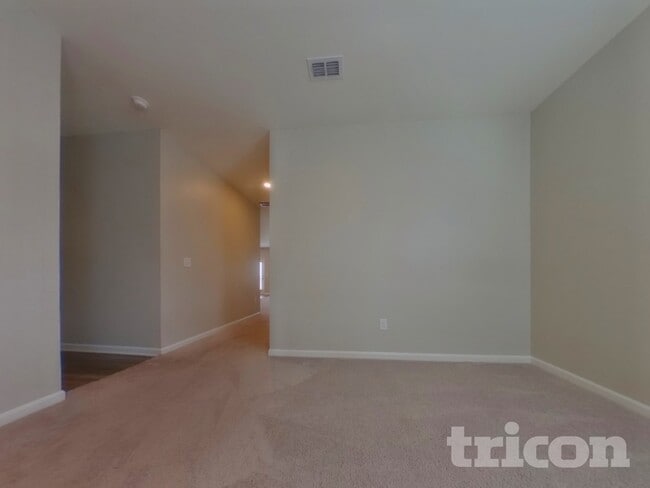 Building Photo - 250 Cottontail Ln