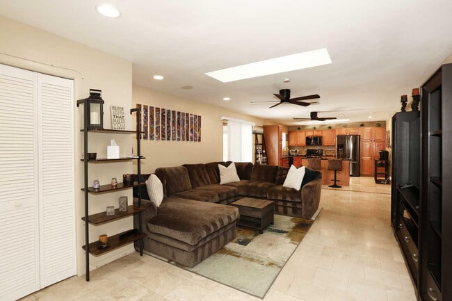 Building Photo - 2611 E Cheryl Dr