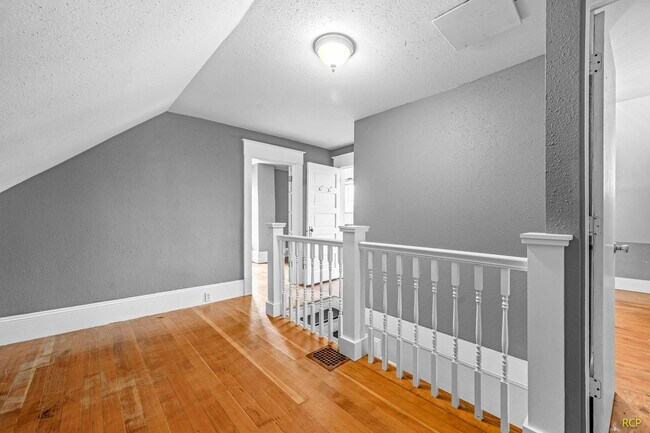 Building Photo - 626 NE Russell St