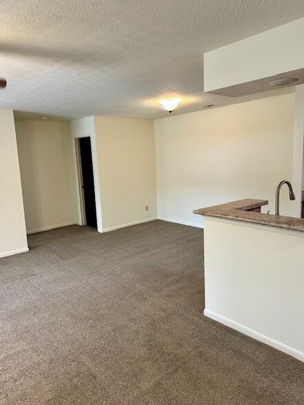 Building Photo - 2253 Hedgerow Road