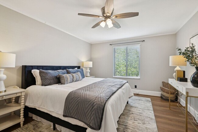Building Photo - Walkable Location, Location, Location in G...