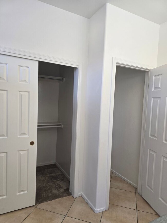 Building Photo - Large 4 bedroom home with Den - Corner lot...
