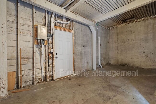 Building Photo - 140 NW MacLeay Blvd