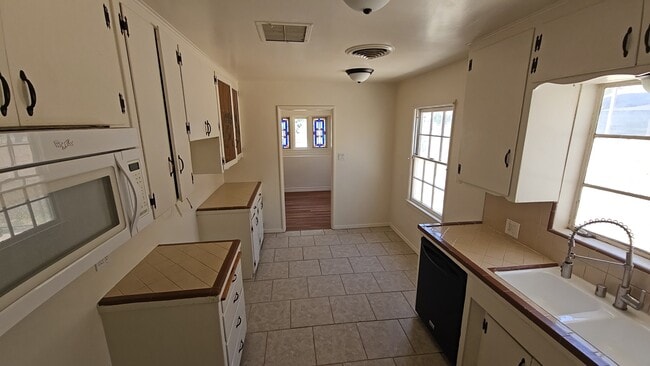 Building Photo - 44928 Kingtree Ave