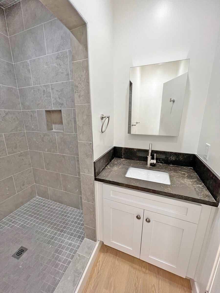 Building Photo - 3919 1/2-31-2 Mont Clair St