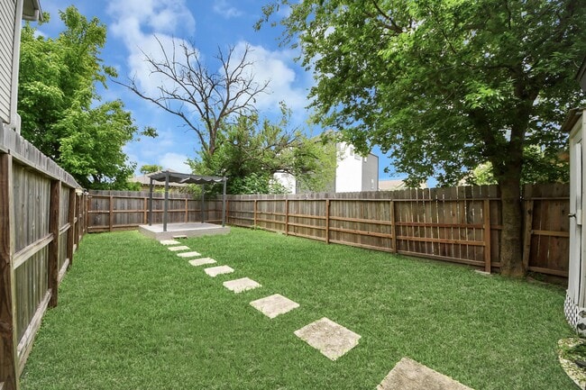 Building Photo - 4415 Hershe St