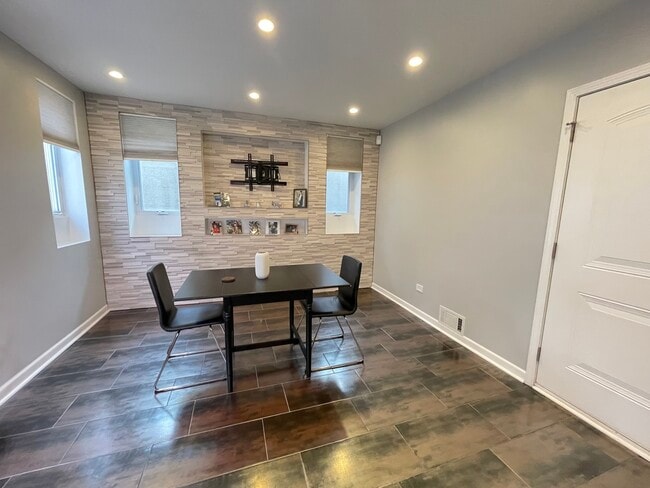 Building Photo - 3230 N Elston Ave