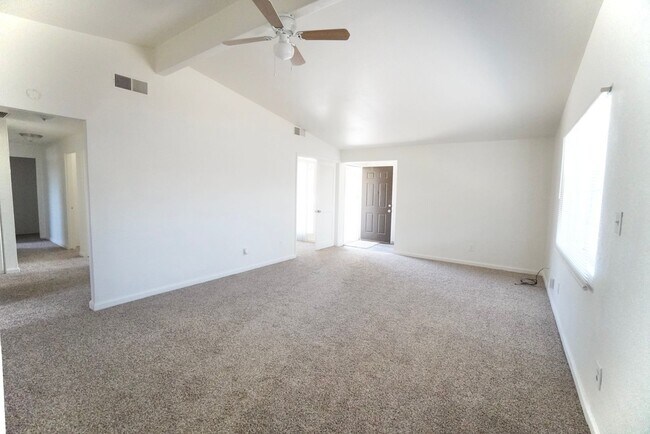 Building Photo - Wonderful 3 Bedroom, 2 Bath home in Sacram...