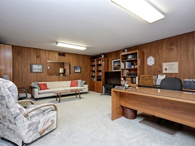 Building Photo - 6001 Highland Hills Dr