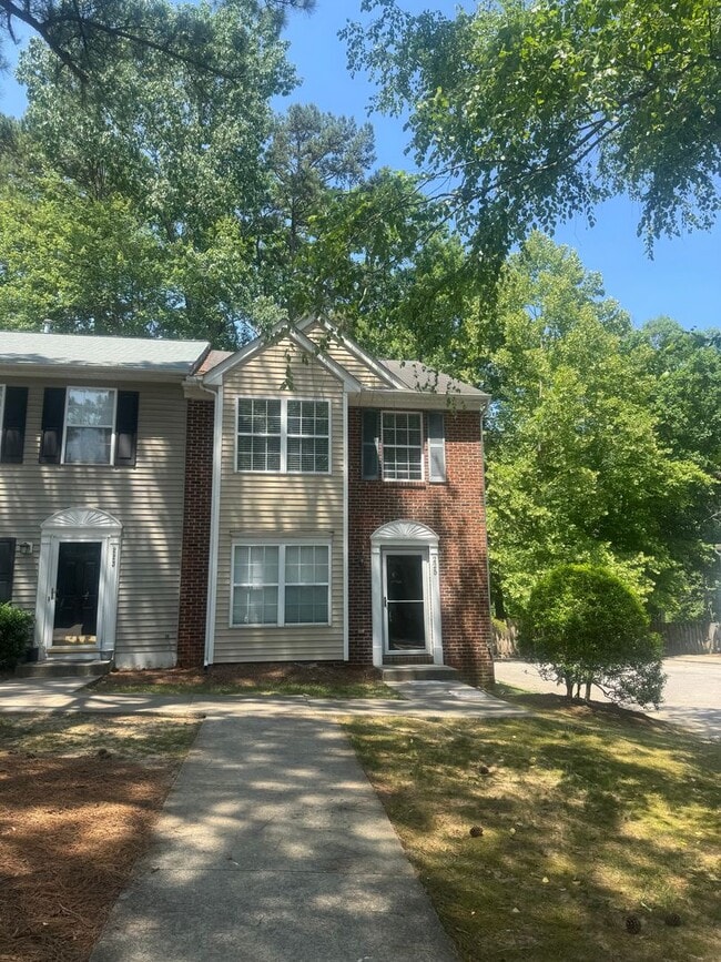Building Photo - Stylish End Unit 3br 2.5ba TH in Cary! Available Now!