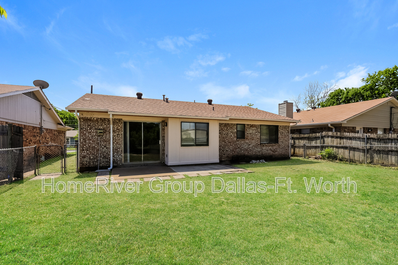 Building Photo - 8428 Raymond Ave