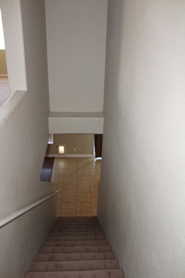 Building Photo - Beautiful 4 bedroom 2.5 bath home located ...